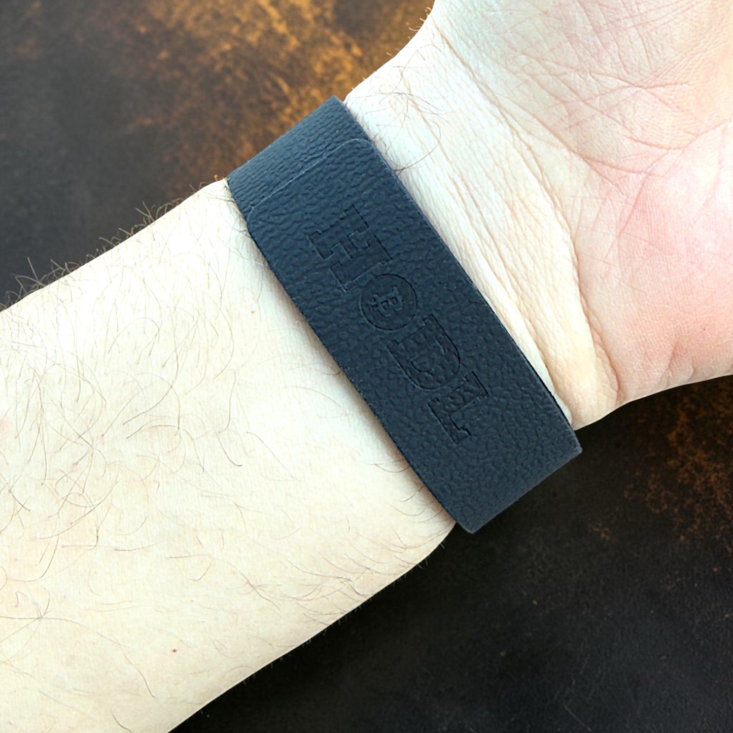 Apple Watch kompatibles Silikonarmband in Schwarz am Handgelenk mit HODL Schriftzug im Bitcoin Stil