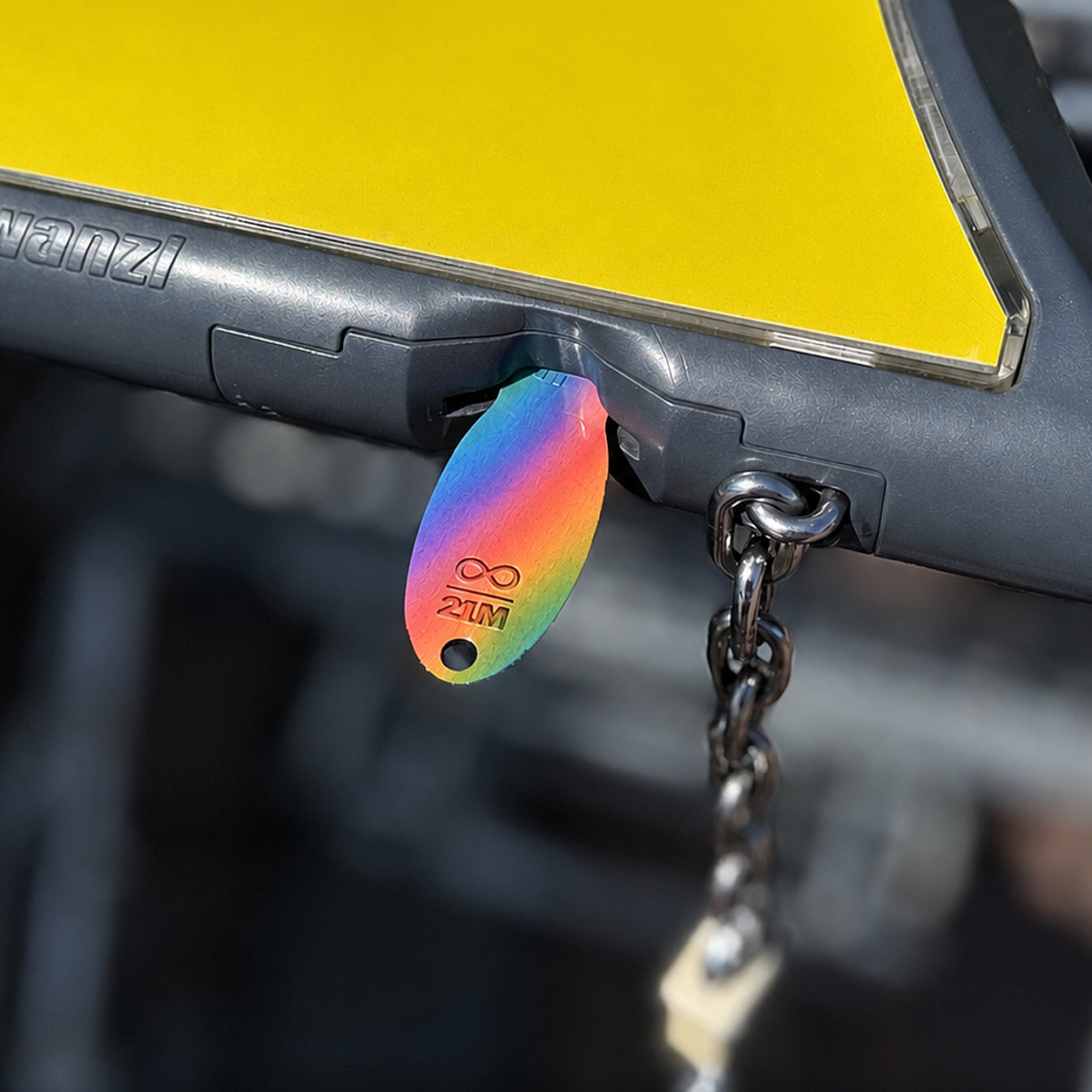Bitcoin Einkaufswagenlöser in Color Stripes im Münzschlitz eines Einkaufswagens eingesteckt als praktische Alternative zur Münze