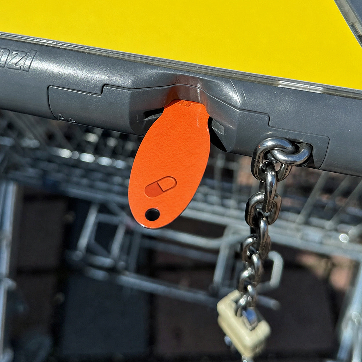 Bitcoin Einkaufswagenlöser in Orange Pill im Münzschlitz eines Einkaufswagens eingesteckt als praktische Alternative zur Münze