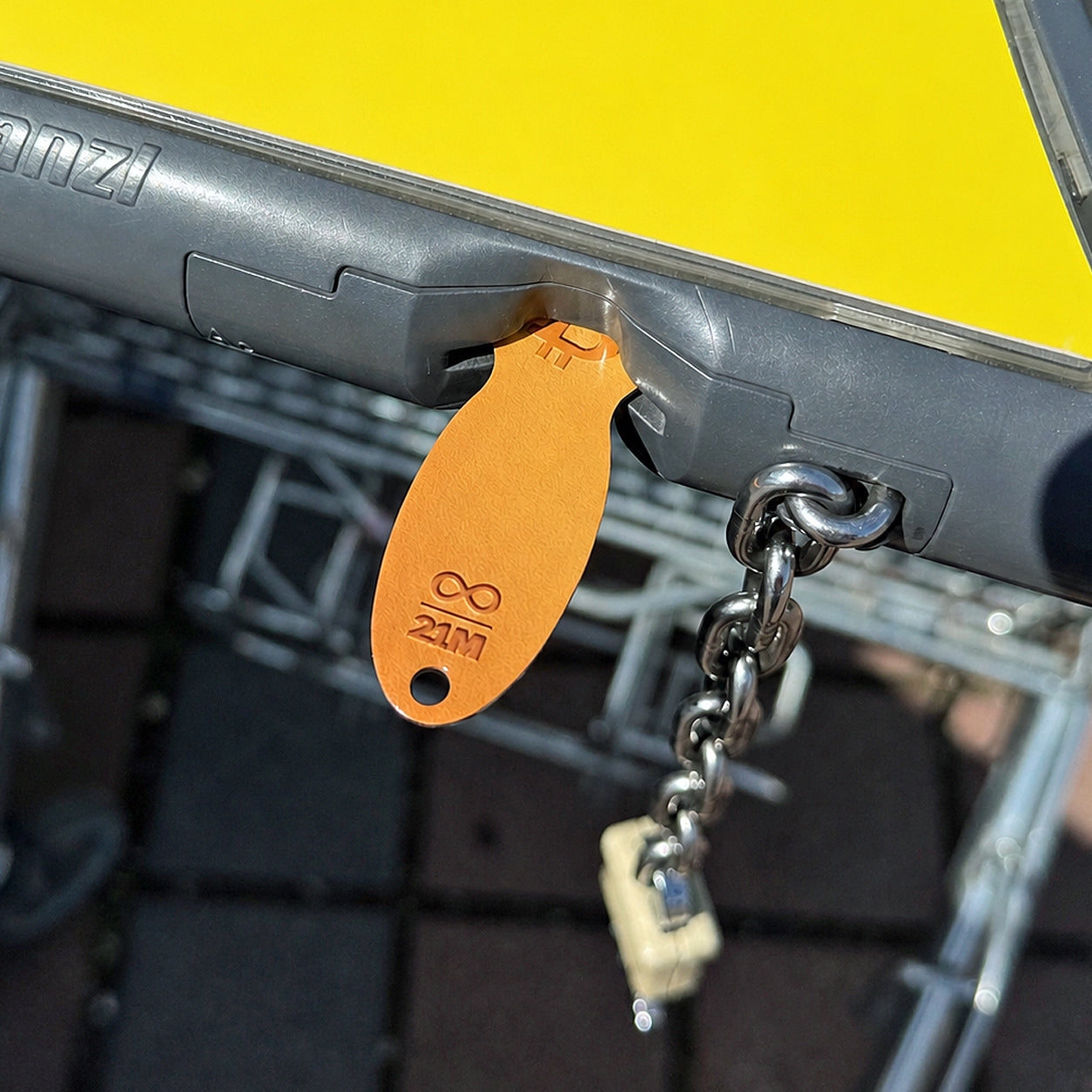 Bitcoin Einkaufswagenlöser in Soft Gold im Münzschlitz eines Einkaufswagens eingesteckt als praktische Alternative zur Münze