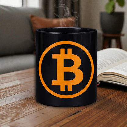 Schwarze Bitcoin Tasse im Alltag – minimalistisches Bitcoin Design