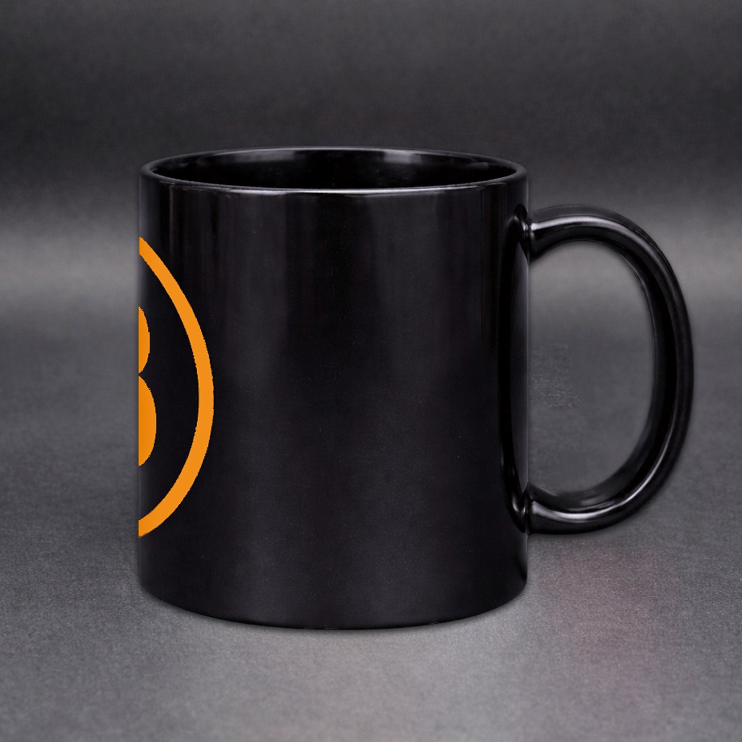 Schwarze Bitcoin Kaffeetasse mit orangem BTC Logo – Rückseite