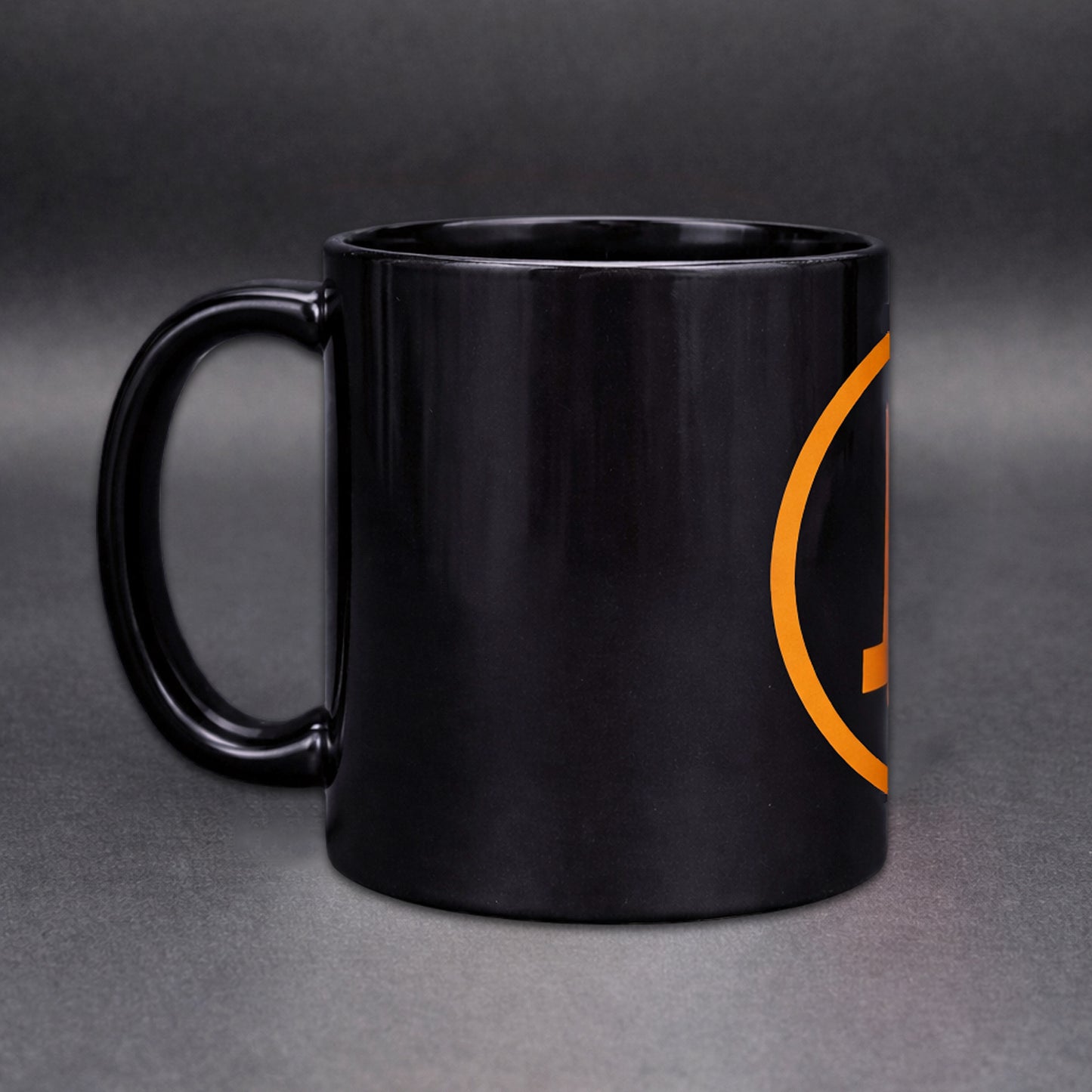 Schwarze Bitcoin Kaffeetasse mit orangem BTC Logo – Vorderseite