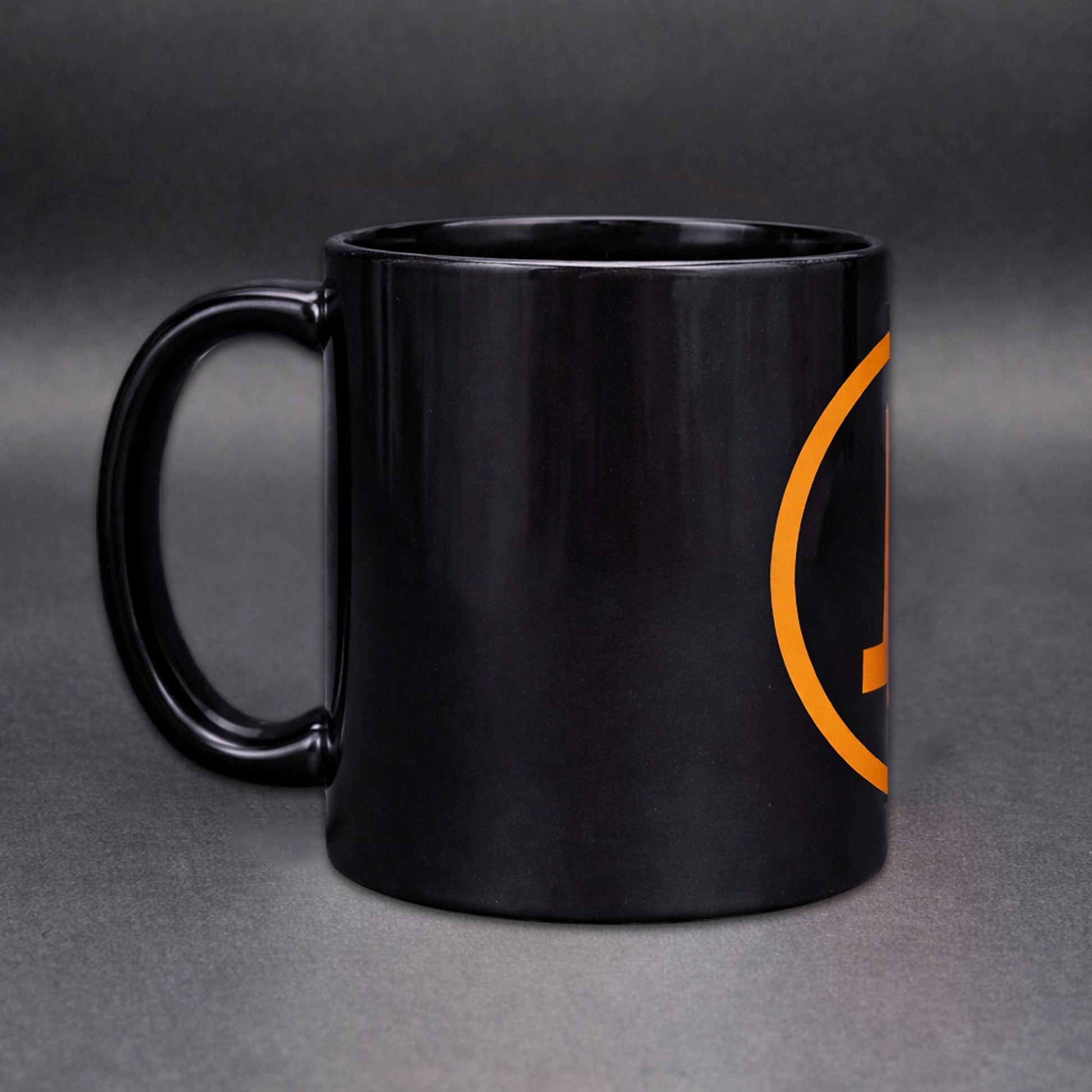 Schwarze Bitcoin Kaffeetasse mit orangem BTC Logo – Vorderseite