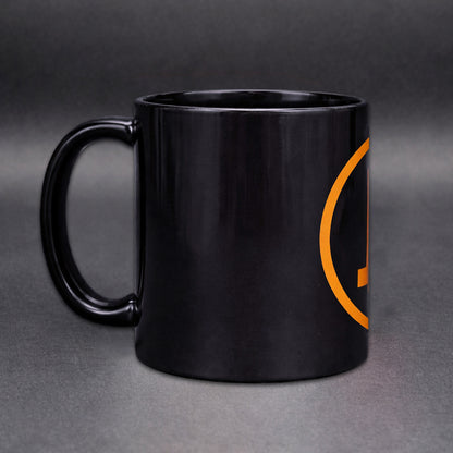 Schwarze Bitcoin Kaffeetasse mit orangem BTC Logo – Vorderseite