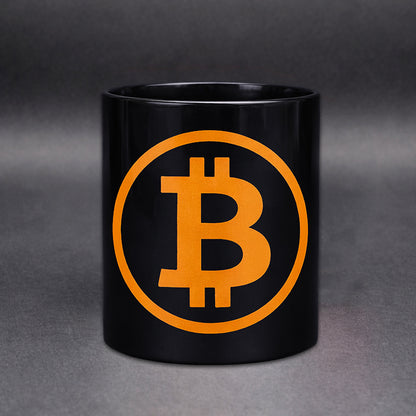 Schwarze Bitcoin Tasse mit orangem BTC Logo – Frontansicht