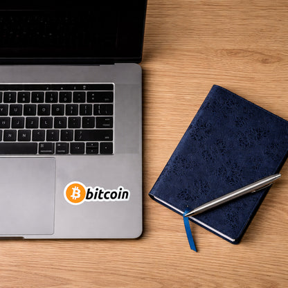 Laptop auf Schreibtisch mit Bitcoin Schriftzug Sticker