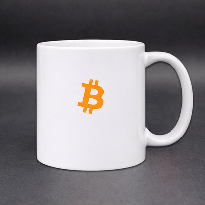 Weiße Kaffeetasse mit kleinem orangenen BTC-Logo