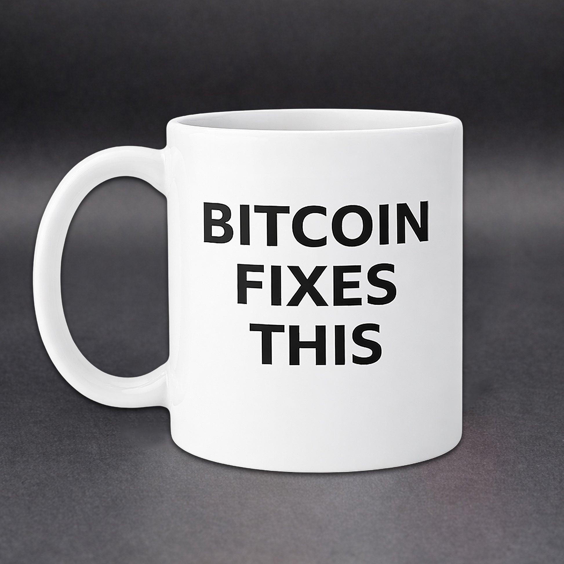 Weiße Bitcoin Tasse mit Schriftzug „Bitcoin Fixes This“