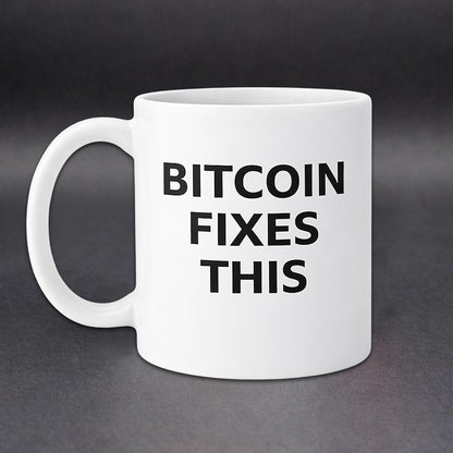 Weiße Bitcoin Tasse mit Schriftzug „Bitcoin Fixes This“