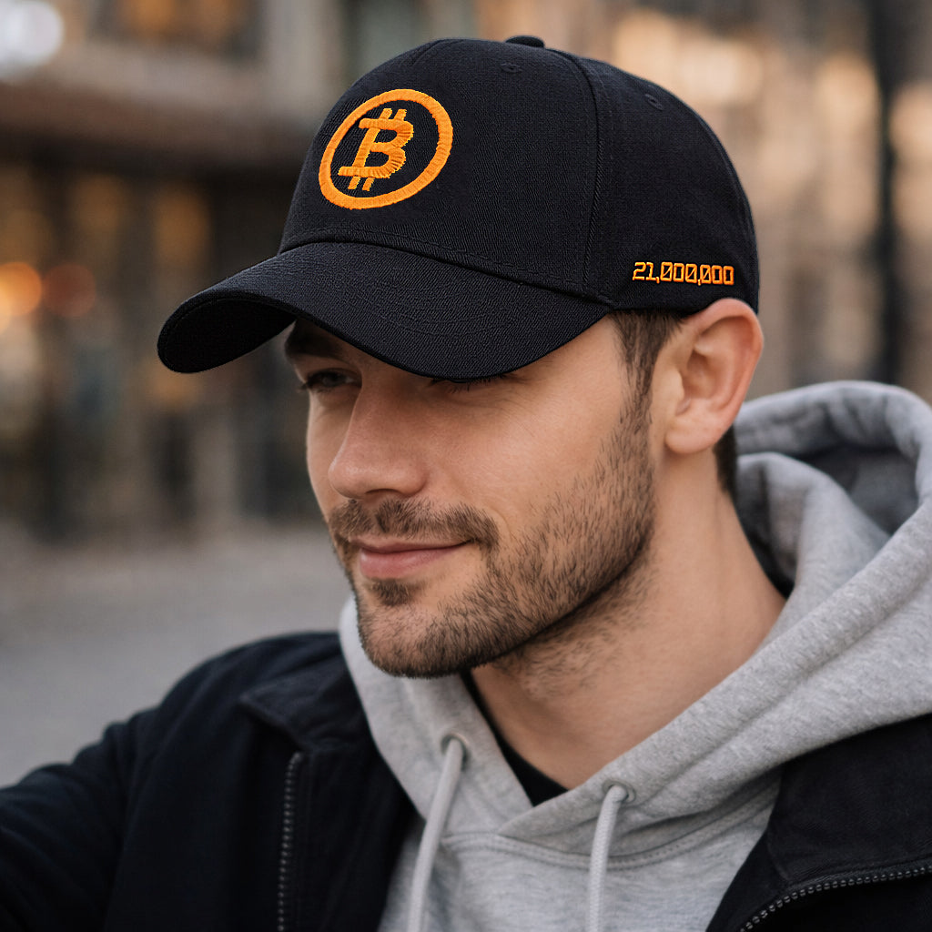 Mann trägt schwarze Bitcoin Cap mit orangem BTC Logo im Alltag