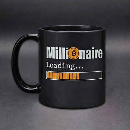 Schwarze Bitcoin Tasse mit Schriftzug „Millionaire Loading“