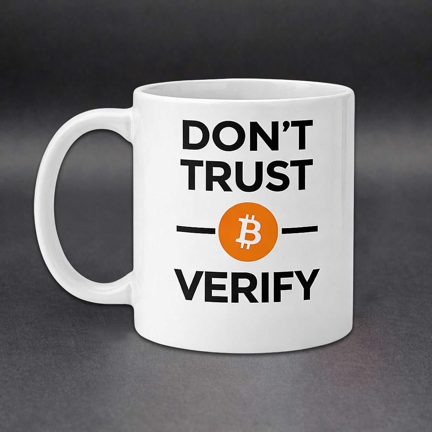 Weiße Bitcoin Tasse mit Schriftzug „Don’t Trust. Verify.“