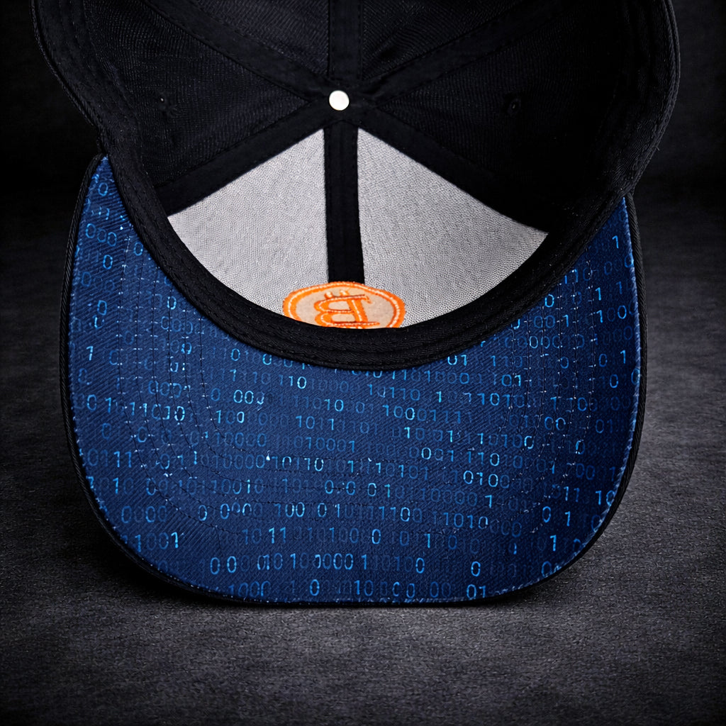 Bitcoin Cap Unterseite Schild mit blauem Binärcode Muster und verstecktem BTC Detail