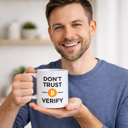 Mann hält weiße Bitcoin Tasse mit „Don’t Trust. Verify.“