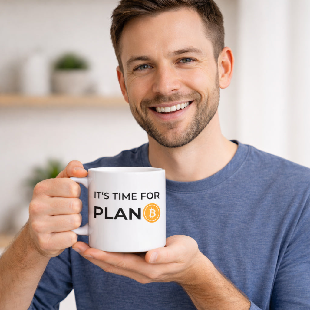 Mann hält weiße Bitcoin Tasse mit „It’s Time For PLAN ₿“