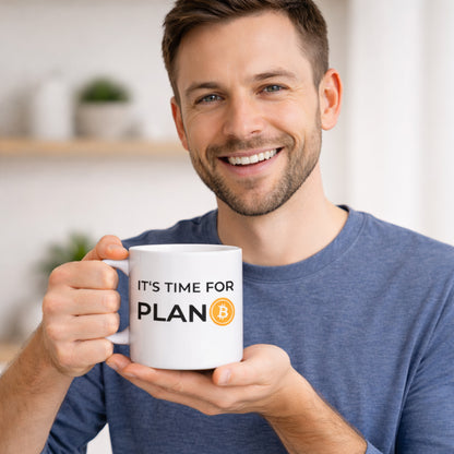 Mann hält weiße Bitcoin Tasse mit „It’s Time For PLAN ₿“