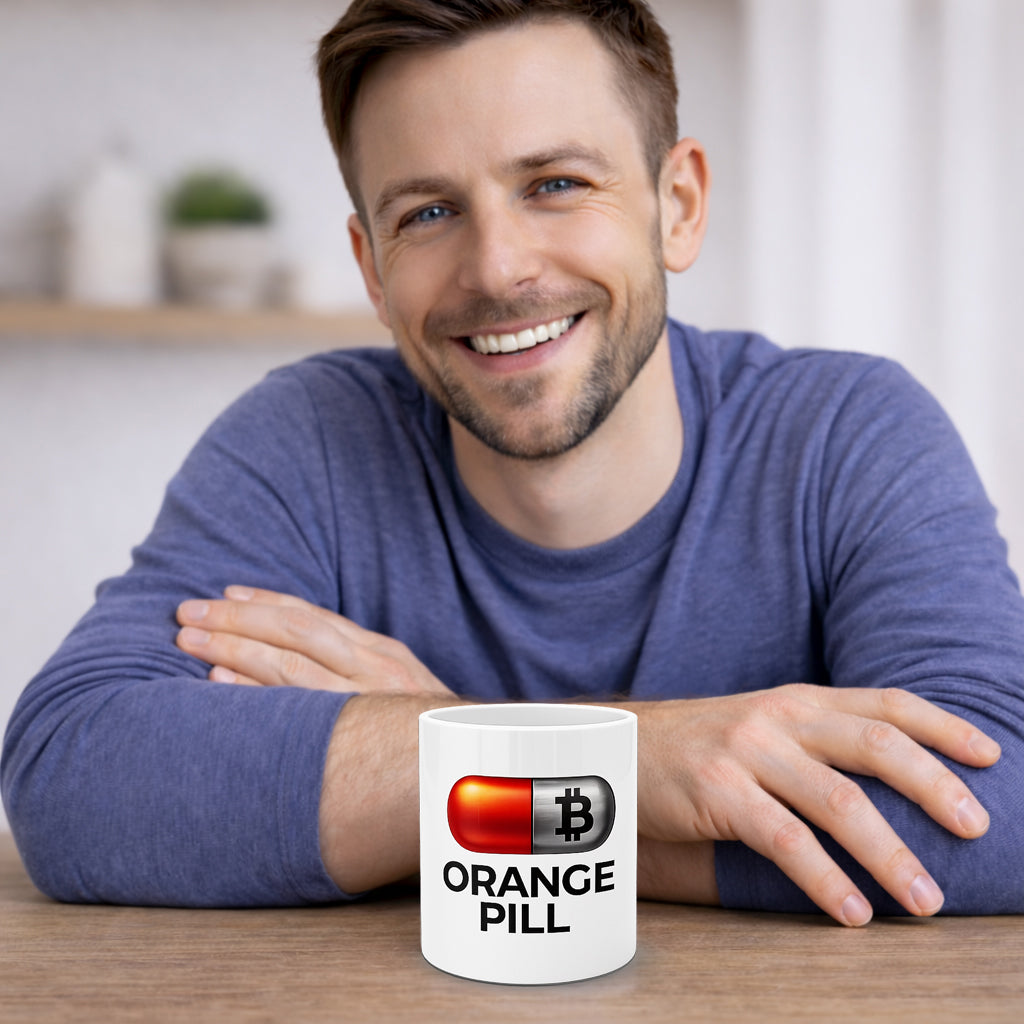 Mann mit weißer Bitcoin Tasse mit Orange-Pill Design