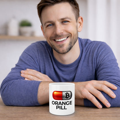 Mann mit weißer Bitcoin Tasse mit Orange-Pill Design