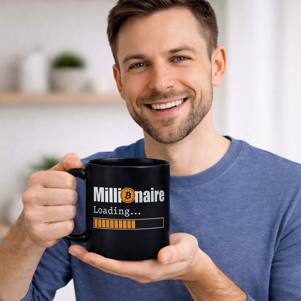 Mann hält schwarze Bitcoin Tasse mit „Millionaire Loading“