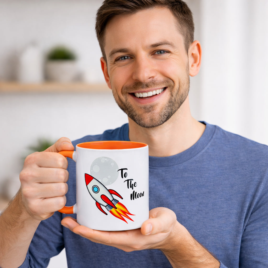 Mann hält weiße Bitcoin Tasse mit „To the Moon“ Motiv - Raketenbecher