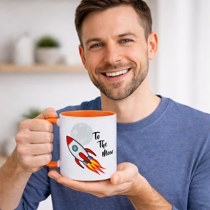 Mann hält weiße Bitcoin Tasse mit „To the Moon“ Motiv - Raketenbecher