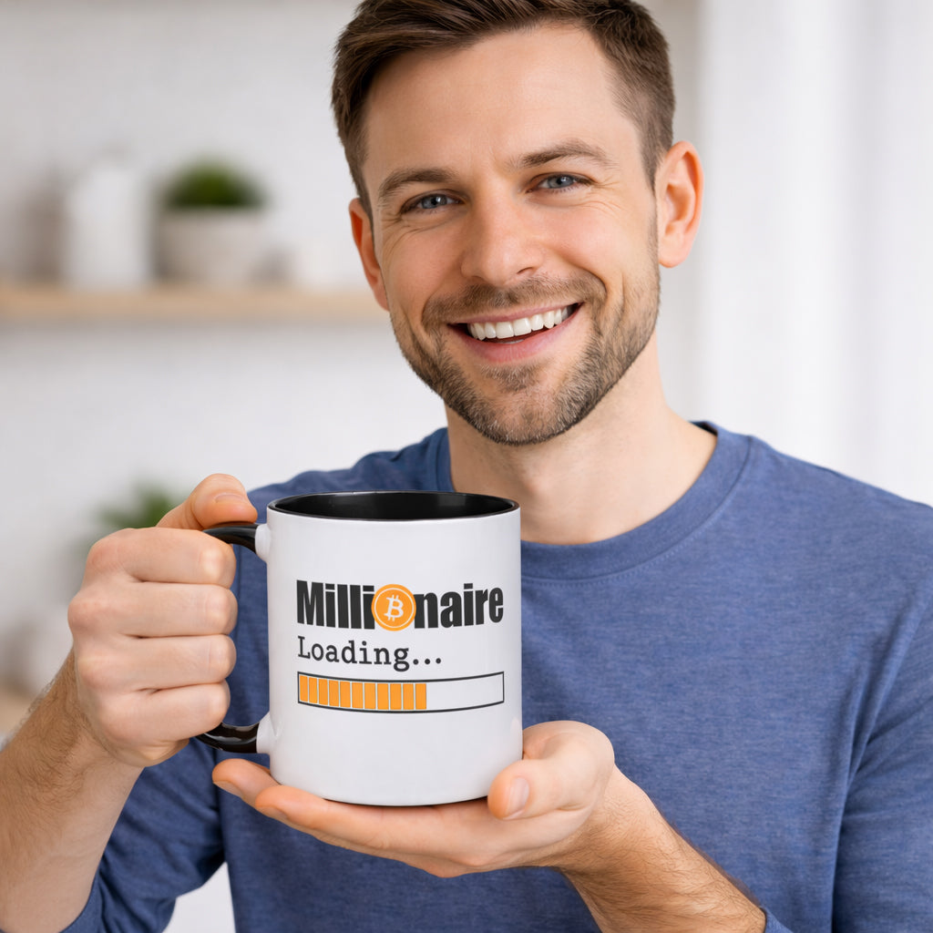 Mann hält weisse Bitcoin Tasse mit „Millionaire Loading“
