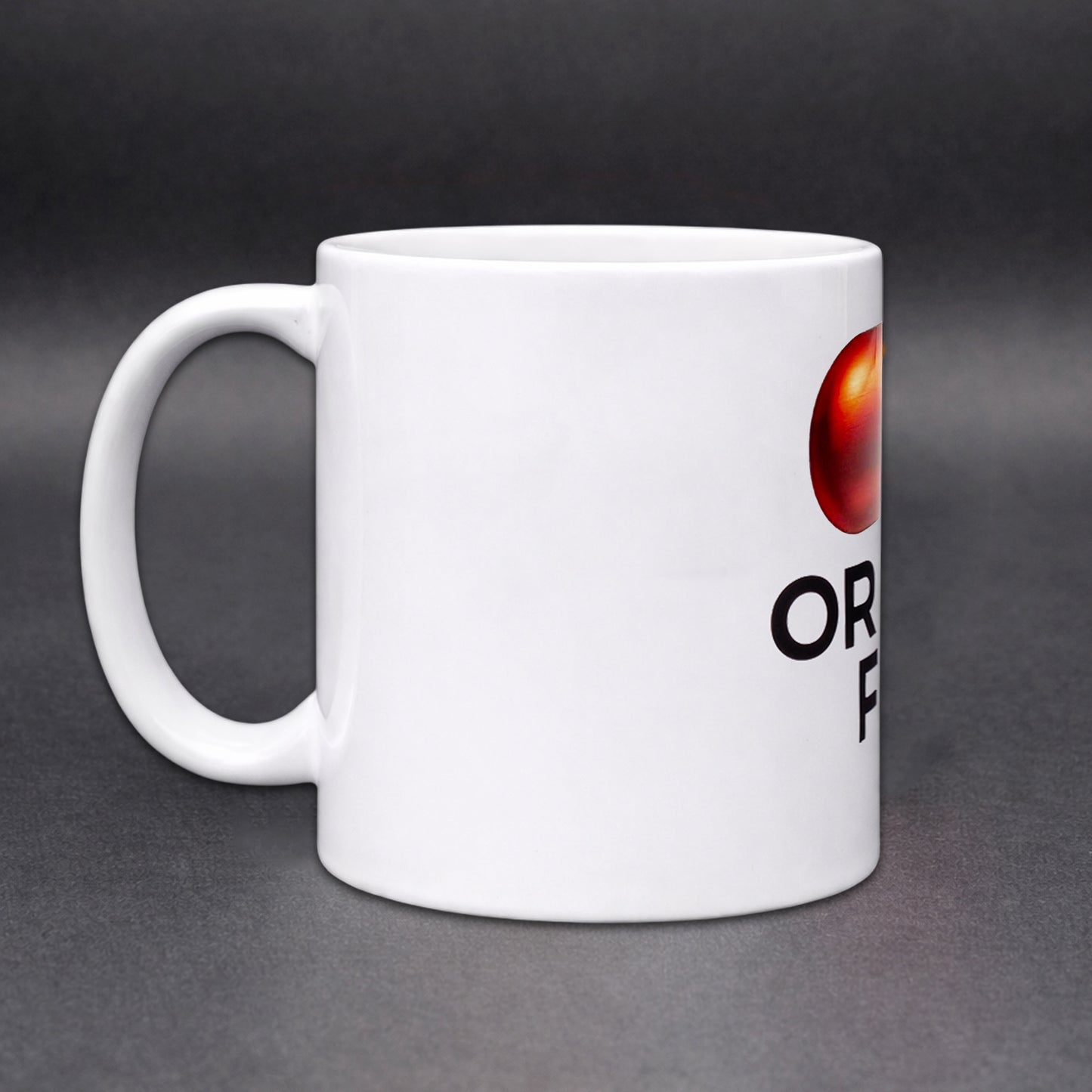 Orange-Pill Symbol auf weißer Bitcoin Tasse Henkel links