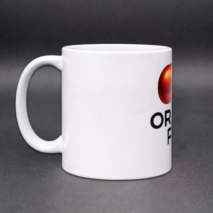 Orange-Pill Symbol auf weißer Bitcoin Tasse Henkel links