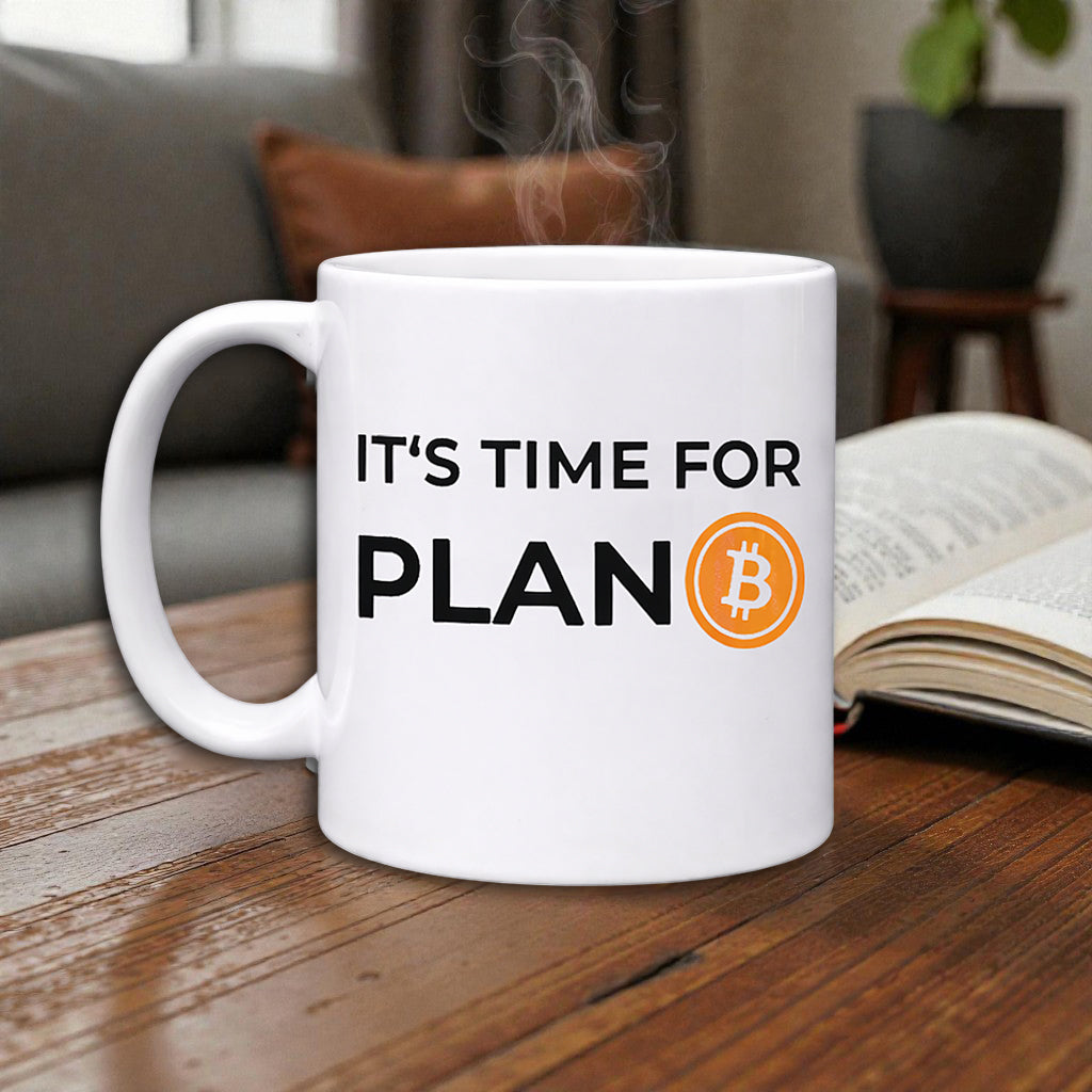 Weiße Bitcoin Tasse mit „It’s Time For PLAN ₿“ auf Holzschreibtisch