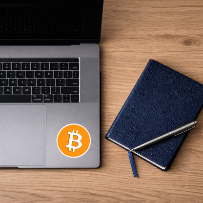Laptop auf Schreibtisch mit Bitcoin Sticker