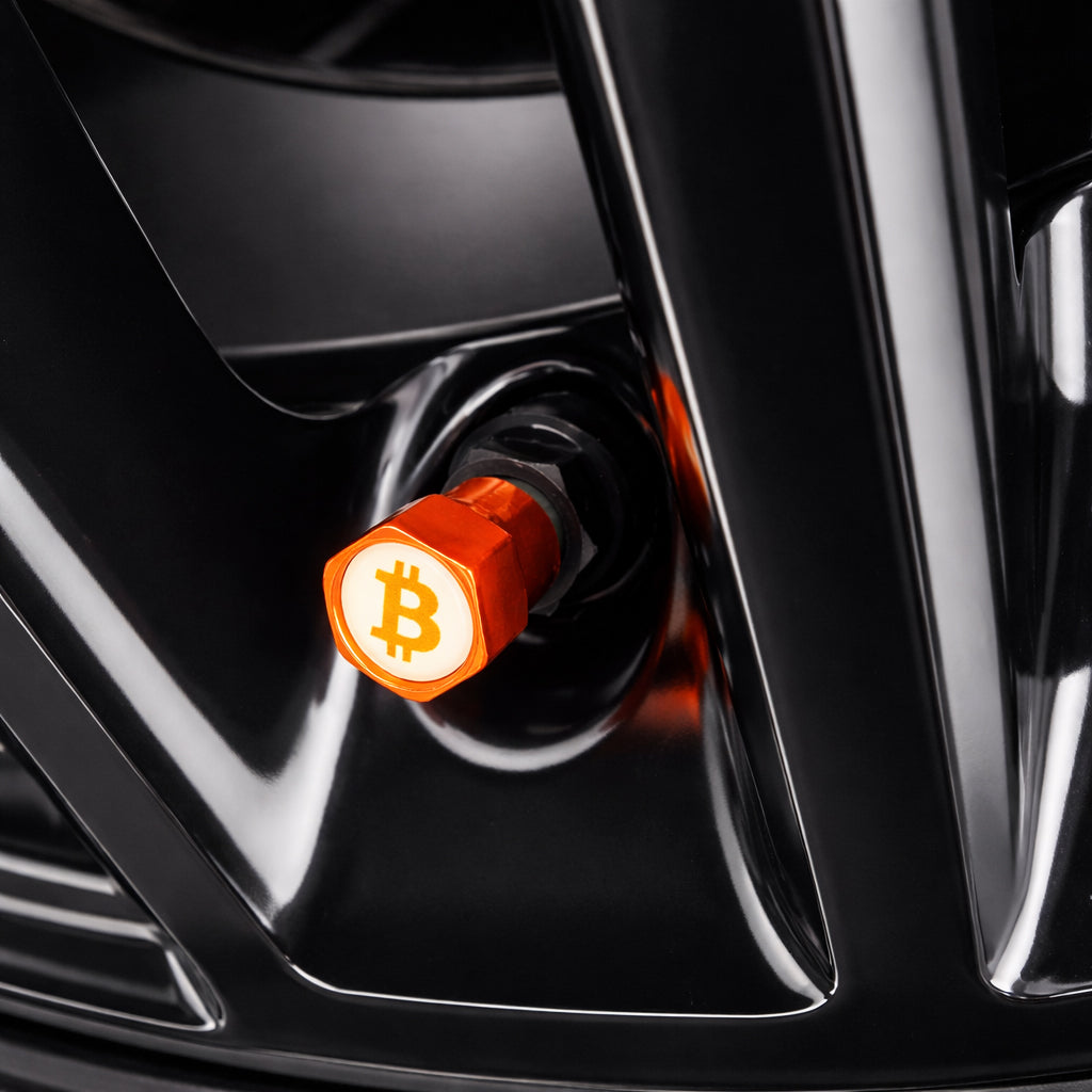 Schwarze Felge mit orangener Aluminium Ventilkappe