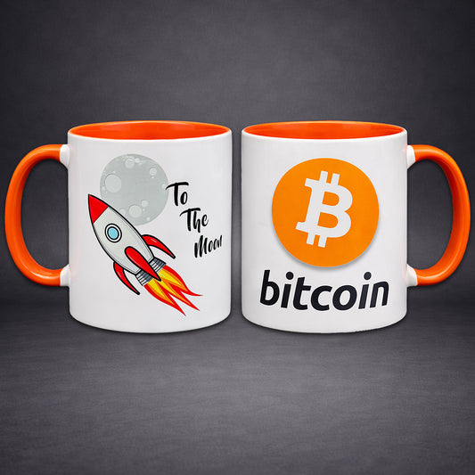 Weiße Bitcoin Tasse „To the Moon“ mit Rakete und orangem Henkel - Hinten BTC Logo und BITCOIN Schriftzug