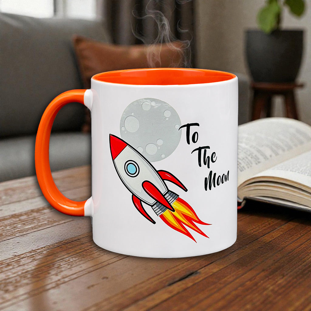 Weiße Bitcoin Tasse mit „To the Moon“ Motiv auf Holztisch office