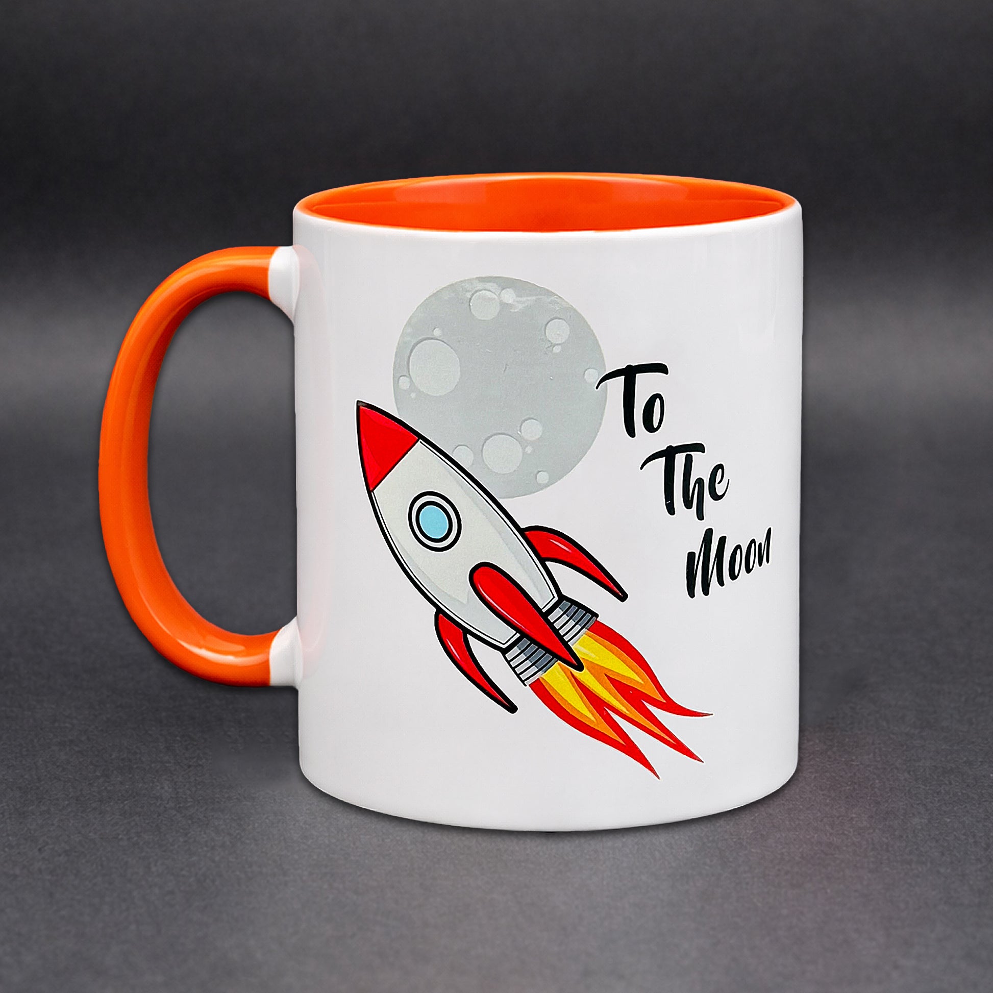 Weiße Bitcoin Tasse „To the Moon“ mit Rakete und orangem Henkel