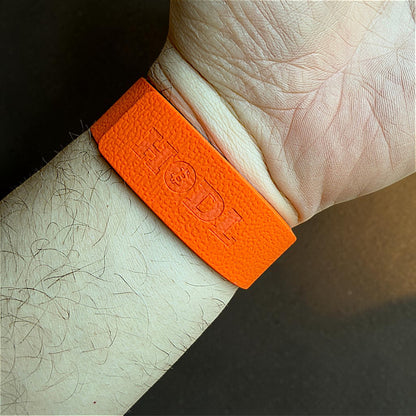 Apple Watch kompatibles Silikonarmband in Orange am Handgelenk mit HODL Schriftzug im Bitcoin Stil