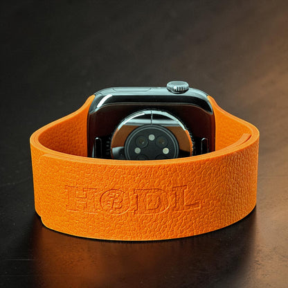 Detailansicht eines Apple Watch Armbands aus Silikon in Orange mit HODL Schriftzug, Bitcoin inspiriertes Design