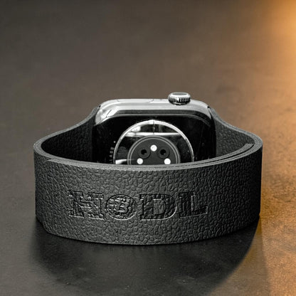 Detailansicht eines Apple Watch Armbands aus Silikon in Schwarz mit HODL Schriftzug, Bitcoin inspiriertes Design