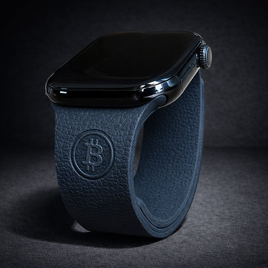 Schwarzes Silikonarmband mit Magnetverschluss kompatibel mit Apple Watch, mit eingeprägtem Bitcoin BTC Logo auf der Vorderseite