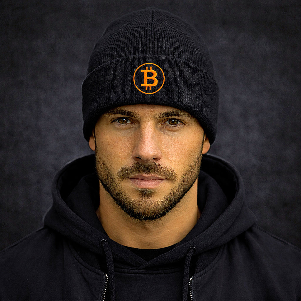 mann traegt bitcoin beanie circle schwarz lifestyle winter muetze minimalistisch