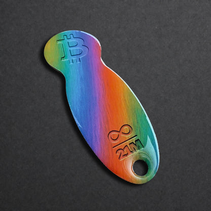 Detailaufnahme eines Bitcoin Einkaufswagenlösers aus Edelstahl in Coloer Stripes in schräger Perspektive