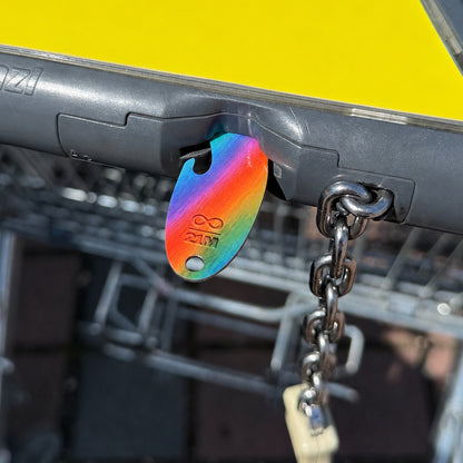 Bitcoin Einkaufswagenlöser in Color Stripes im Münzschlitz eines Einkaufswagens als praktische Alternative zur Münze
