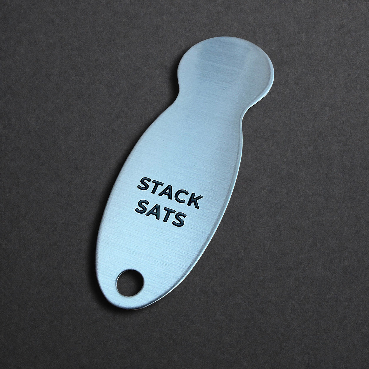 Rückseite eines Bitcoin Einkaufswagenlösers aus Edelstahl in Color Stripes mit Gravur Stack Sats