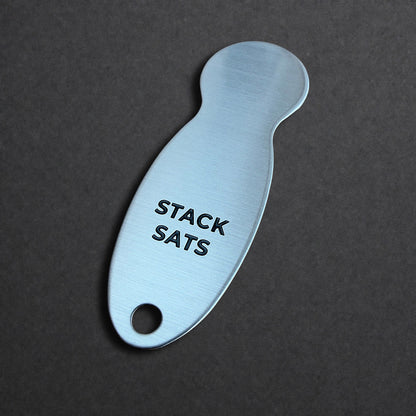 Rückseite eines Bitcoin Einkaufswagenlösers aus Edelstahl in Color Stripes mit Gravur Stack Sats
