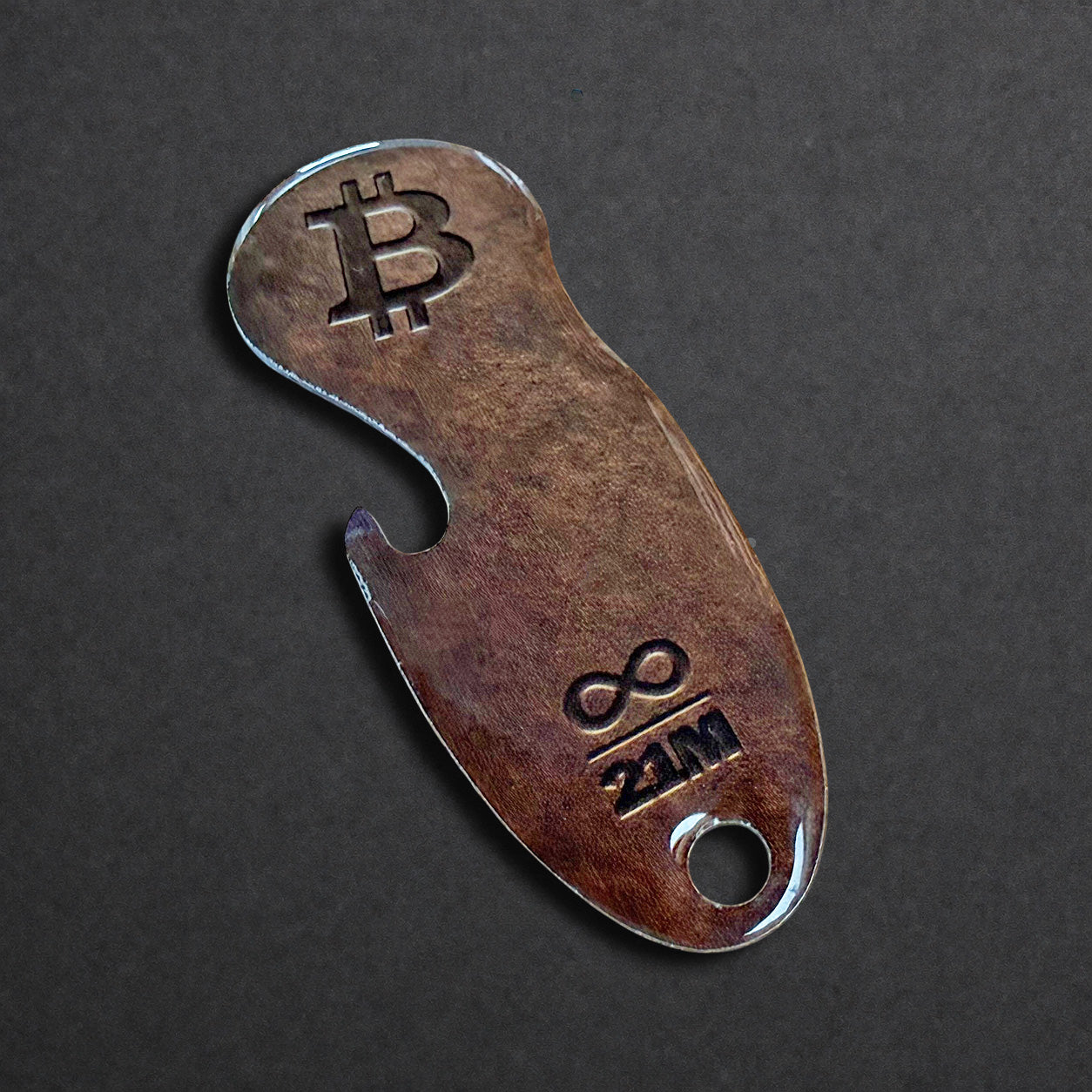 Detailaufnahme eines Bitcoin Einkaufswagenlösers aus Edelstahl in Dark Bronze mit Flaschenöffner in schräger Perspektive