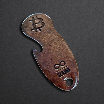 Detailaufnahme eines Bitcoin Einkaufswagenlösers aus Edelstahl in Dark Bronze mit Flaschenöffner in schräger Perspektive