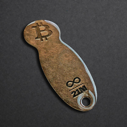 Detailaufnahme eines Bitcoin Einkaufswagenlösers aus Edelstahl in Dark Bronze in schräger Perspektive