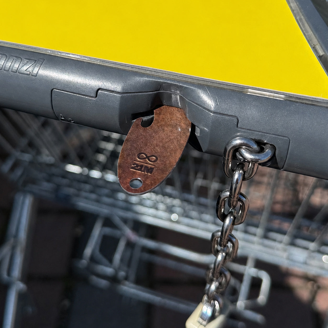 Bitcoin Einkaufswagenlöser in Dark Bronze im Münzschlitz eines Einkaufswagens als praktische Alternative zur Münze