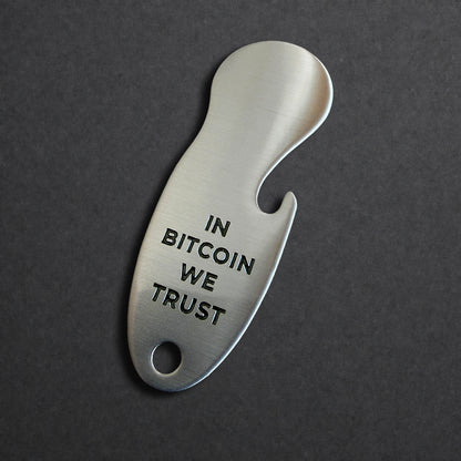 Rückseite eines Bitcoin Einkaufswagenlösers aus Edelstahl mit Gravur In Bitcoin We Trust