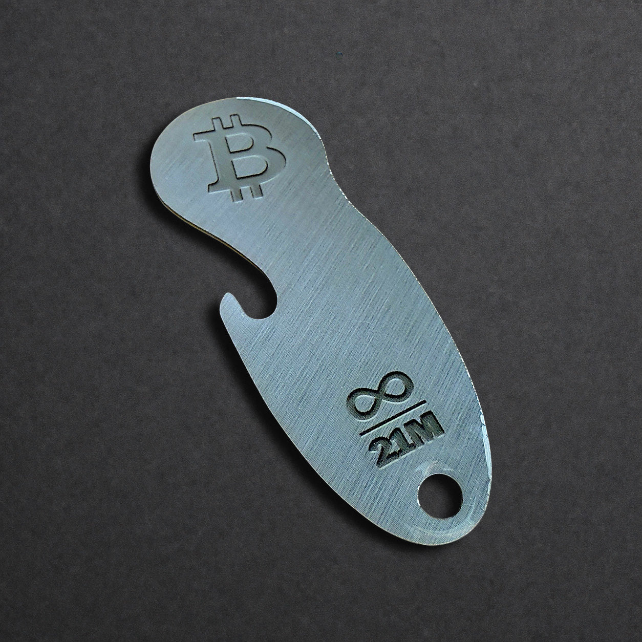 Detailaufnahme eines Bitcoin Einkaufswagenlösers aus Edelstahl in Edelstahl Optik mit Flaschenöffner in schräger Perspektive